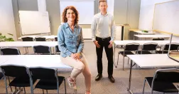 Man och kvinna i undervisningsrum