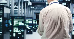 En sjukskriven IT-utvecklare i Stockholm nekades rehabilitering och avskedades utan uppsägningshandling. Unionen stämmer nu arbetsgivaren för brott mot LAS och kräver skadestånd. På bilden syns en IT-utvecklare i en serverhall.