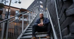 Goled Raabi sitter i en trappa utomhus. Han har avtjänat ett fängelsestraff och driver nu en rättsprocess om publicering av brottsdomar på sajter som Lexbase.