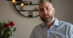 Porträtt av Robert Toth, som krävs på 56 000 kronor av CSN efter att ha arbetat 24 timmar under studier med omställningsstudiestöd.