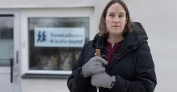 Porträtt av Eva Fridh, småbarnsmamma med synnedsättning, som praktiserar på ett kontor på Synskadades riksförbund och kämpar för att få ett jobb.