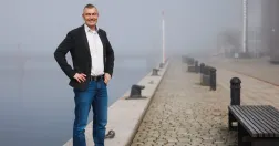 Porträtt av Hans Lennermo vid vattnet i dimma. Bilden fungerar som huvudbild till en artikel om att vara arbetslös som chef.