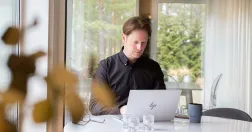 Jesper Ljung sitter vid ett bord med en laptop hemma i Åhus. Bilden kopplar till artikeln om att förlora jobbet och hitta en ny yrkesväg.