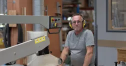 man framför snickerimaskin