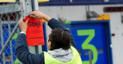 Anställd sätter upp lapp om strejk