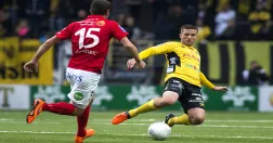 Anders Svensson siktar på fotboll.