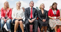 Anna Johansson, Margot Wallström, Stefan Löfven och Annelie Hultén sittandes på rad.