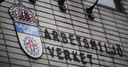 Arbetsmiljöverkets logga på husfasad.