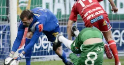 Fotbollsspelare i målburen.