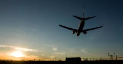 Flygplan på väg att landa.