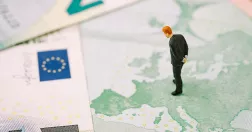 Manlig figur står på Europakarta.