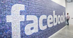 Vägg med Facebooks logga.