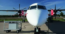 Propellerflyg på marken.