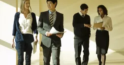 Personer går inne på ett kontor.