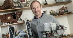 Göran Wiberg står framför sin Star Wars-samling. 