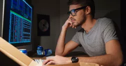 Man sitter och jobbar vid datorn sent på kvällen.