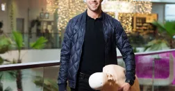 Johan Cajdert med hjärtstartaren och övningsdockan Little Anne. 