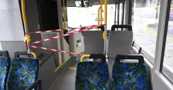 Buss med avspärrning framme vid föraren.