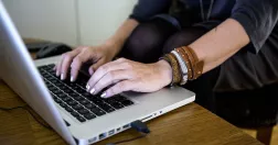 Kvinna vid laptop.