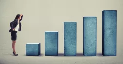 Kvinna spejar upp mot trappsteg.