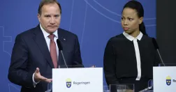 Stefan Lövfen till vänster, Alice Bah Kuhnke till höger under presskonferens.