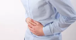 Man tar sig för magen.