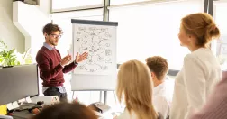 Man håller i ett möte för kollegor.