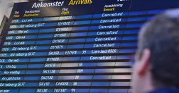 Avgångstavla med inställda flyg.