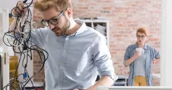 Man håller i sladdtrassel.