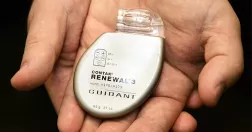 Händer håller upp en pacemaker.