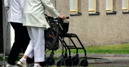Två personer promenerar med varsin rollator.