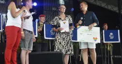 Representanter för Unionen delar ut pris under Pride-paraden.