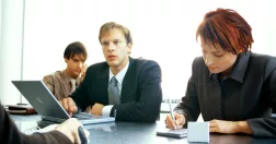 Personer intervjuar en jobbsökande.