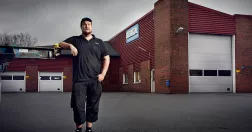 Robin Hinshalwood Persson framför bilbesiktningen.