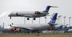 SAS-plan flyger över parkerade SAS-plan.