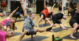 Personer på ett gruppträningspass.