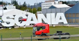 Lastbil kör framför Scanias logga.