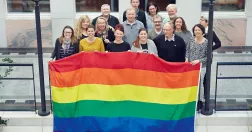 Anställda på Sensus Väst håller upp regnbågsflagga.