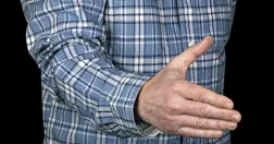 Man sträcker fram hand för att hälsa.