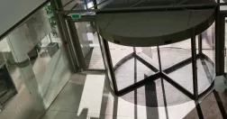 Snurrdörr i entrén till en fastighet.