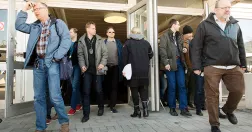 Anställda på väg ut från Sony Mobile i Lund.