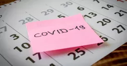 Almanacka med post-it med texten covid-19.