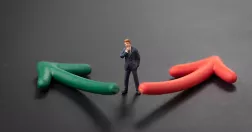 Man står och funderar mellan en grön och en röd pil som leder åt olika håll.