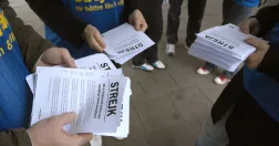 Strejkvakter delar ut informationsblad.