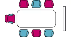 Styrelserum med rosa och blåa stolar.