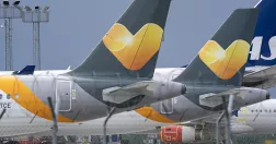 Ving-flygplan parkerade på marken.