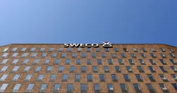 Husfasad med Swecos logga.