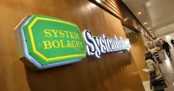 Skylt med Systembolagets logga.