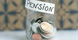 Burk med mynt med texten pension.