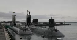 Ubåtstyperna Gotland och Södermanland vid brygga.